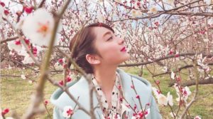 Artis Jepang Yang Memamerkan Fotonya Dengan Bunga Sakura
